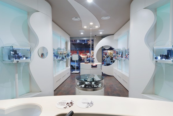 cua-hang-trang-suc-10 Lãng mạn cùng nội thất showroom trang sức