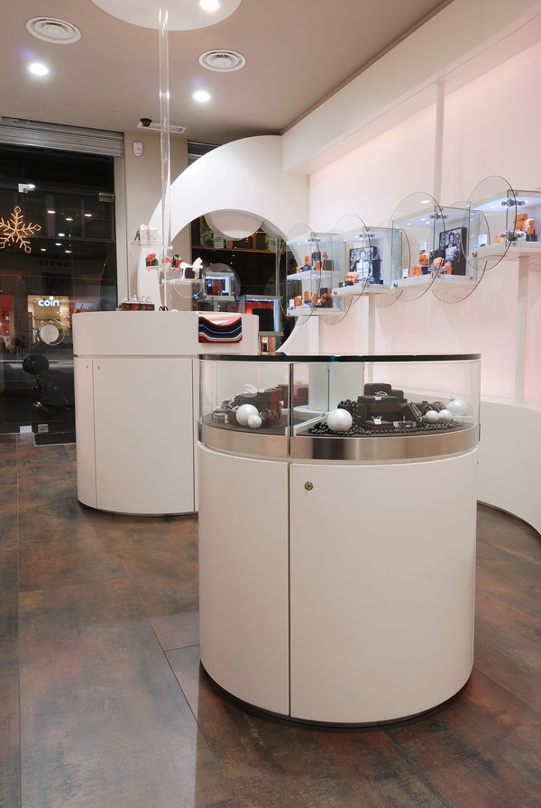 cua-hang-trang-suc-11 Lãng mạn cùng nội thất showroom trang sức