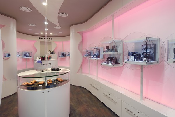 cua-hang-trang-suc-2 Lãng mạn cùng nội thất showroom trang sức