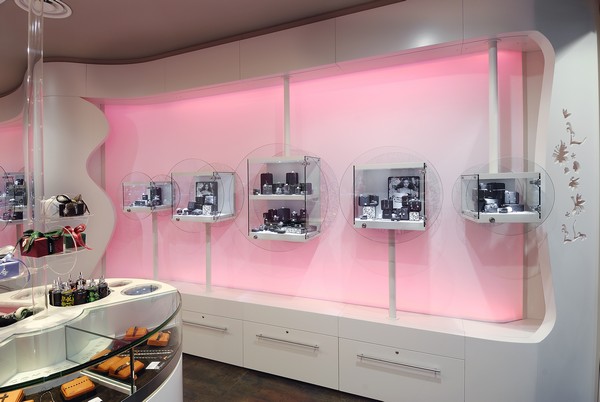 cua-hang-trang-suc-3 Lãng mạn cùng nội thất showroom trang sức