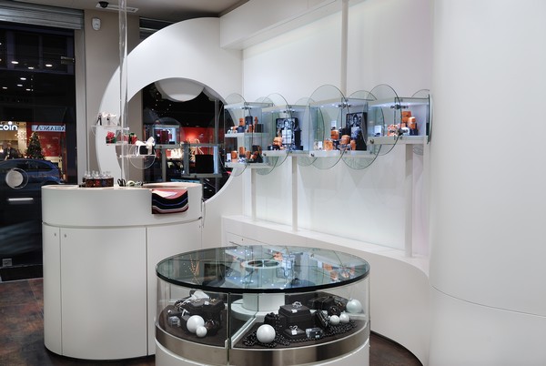 cua-hang-trang-suc-8 Lãng mạn cùng nội thất showroom trang sức