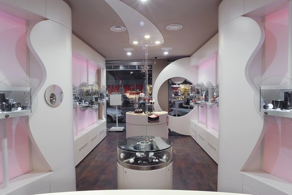 cua-hang-trang-suc-9 Lãng mạn cùng nội thất showroom trang sức
