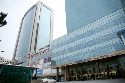 can-canh-khach-san-dat-vang-tai-ha-noi-2 Khách sạn 5 sao dát vàng tại Hà Nội