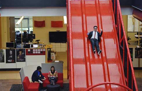 Cận cảnh văn phòng Youtube slide Cận cảnh văn phòng Youtube