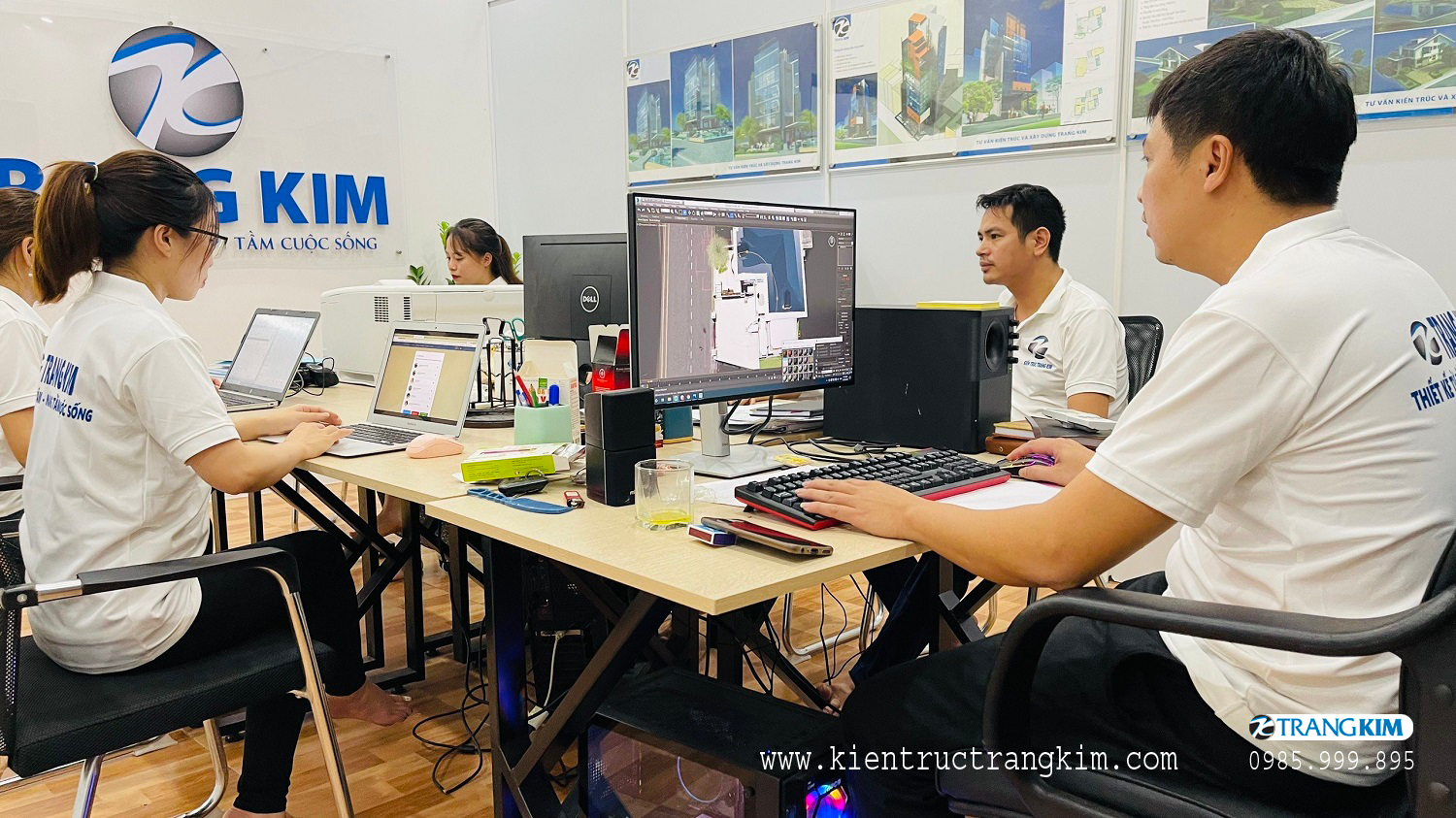 Phòng làm việc của nhóm thiết kế với ba nhân viên đang tập trung làm việc.