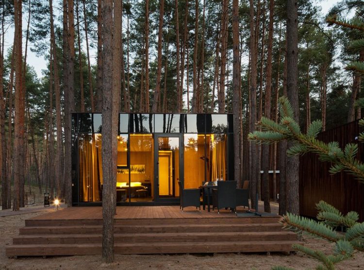 Nhà khách gỗ lung linh giữa rừng thông Ucraina - Trangkim