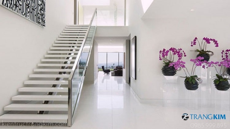 Cầu thang bằng inox kết hợp với nội thất màu trắng tăng thêm vẻ đẹp cho căn nhà