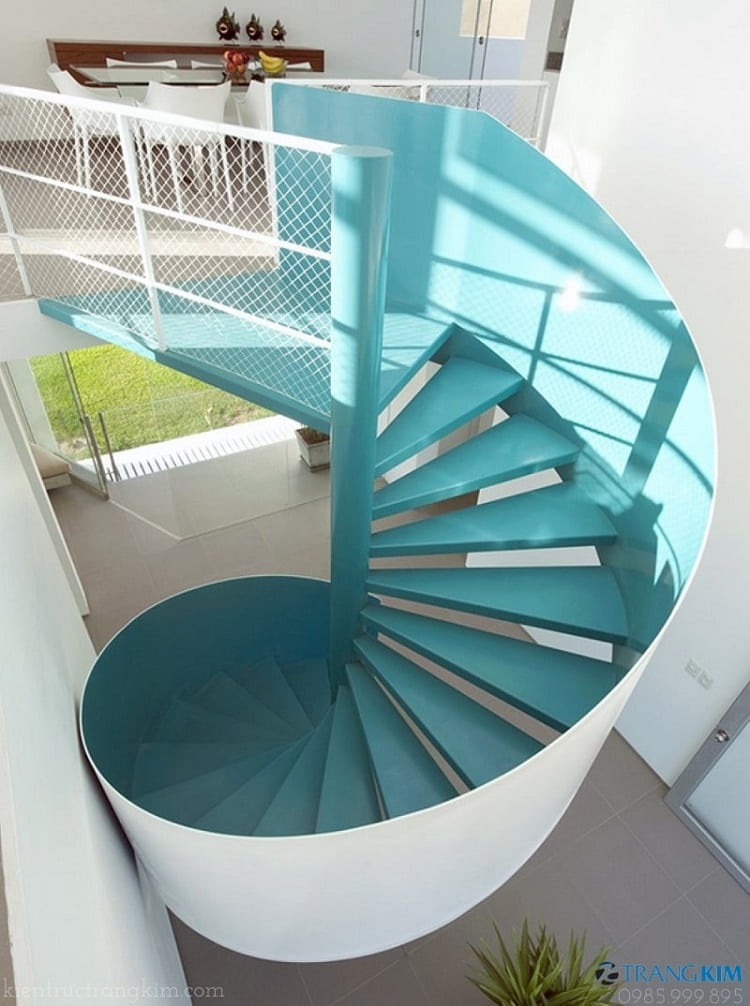 Cầu thang inox màu xanh cho căn phòng thoáng mát