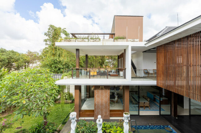 Kiến trúc hiện đại, tối giản với nhiều cây xanh và ánh sáng tự nhiên.