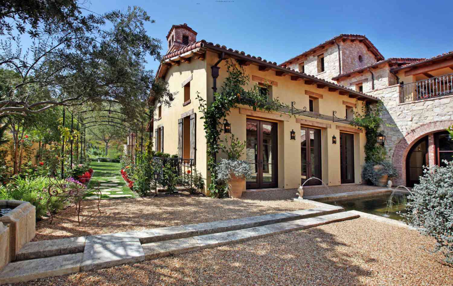 Biệt thự phong cách Địa Trung Hải phù hợp với đối tượng nào? 1 Biệt thự phong cách Địa Trung Hải phù hợp với đối tượng nào? 1