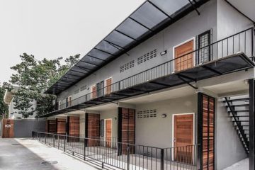 Mặt tiền nhà phố hiện đại với thiết kế tối giản, tông màu trung tính.