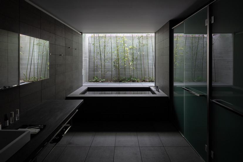 Phòng tắm nhìn ra vườn cây xanh mát 1