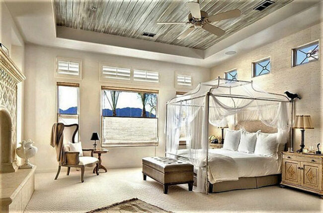 Phòng ngủ sang trọng với giường có màn và tầm nhìn đẹp.