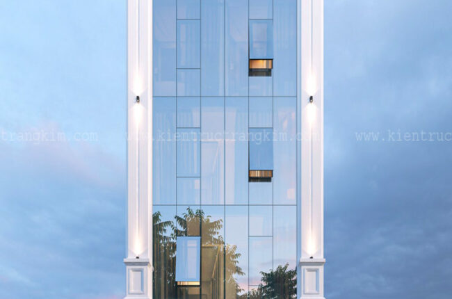 Mặt tiền tòa nhà hiện đại với kính cường lực và cột trụ trắng.