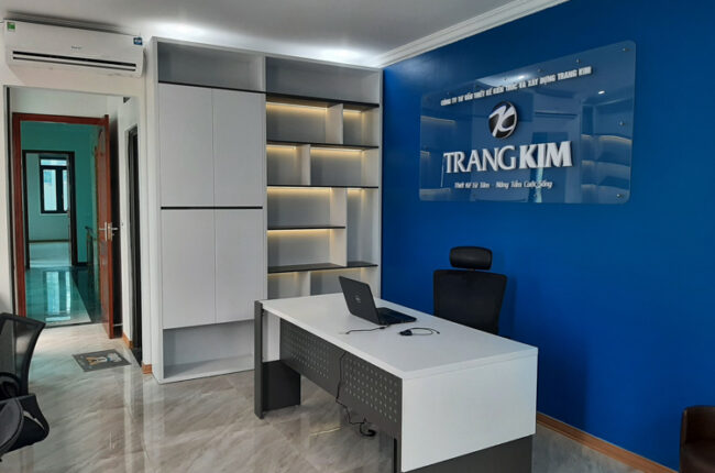 Phòng làm việc hiện đại, trang trí logo công ty Trang Kim nổi bật.