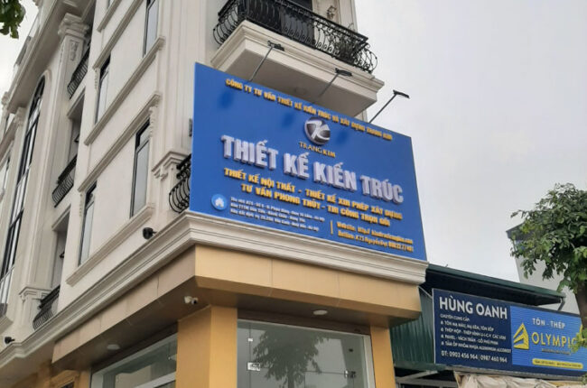 Mặt tiền công ty thiết kế kiến trúc với biển hiệu màu xanh nổi bật.