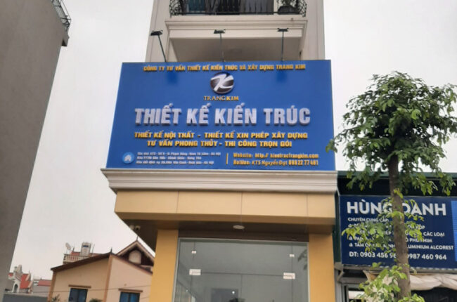 Mặt tiền công ty thiết kế kiến trúc Trang Kim với biển hiệu màu xanh nổi bật.