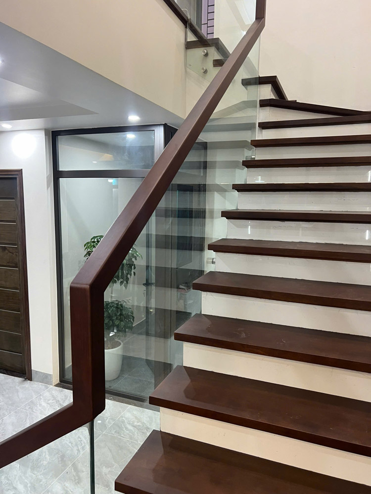 Nội thất thực tế phòng khách, cầu thang, lan can kính 9