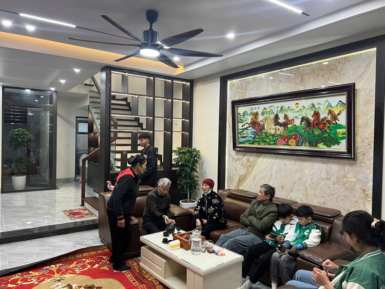 Nội thất thực tế phòng khách, cầu thang, lan can kính 1