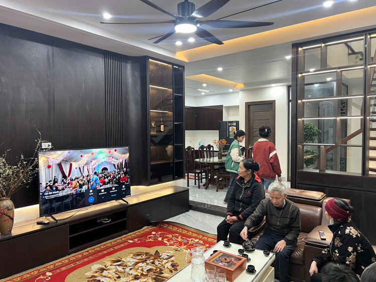 Nội thất thực tế phòng khách, cầu thang, lan can kính 2