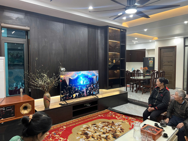 Nội thất thực tế phòng khách, cầu thang, lan can kính 3