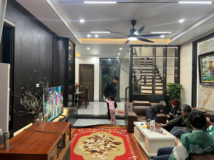Nội thất thực tế phòng khách, cầu thang, lan can kính 4