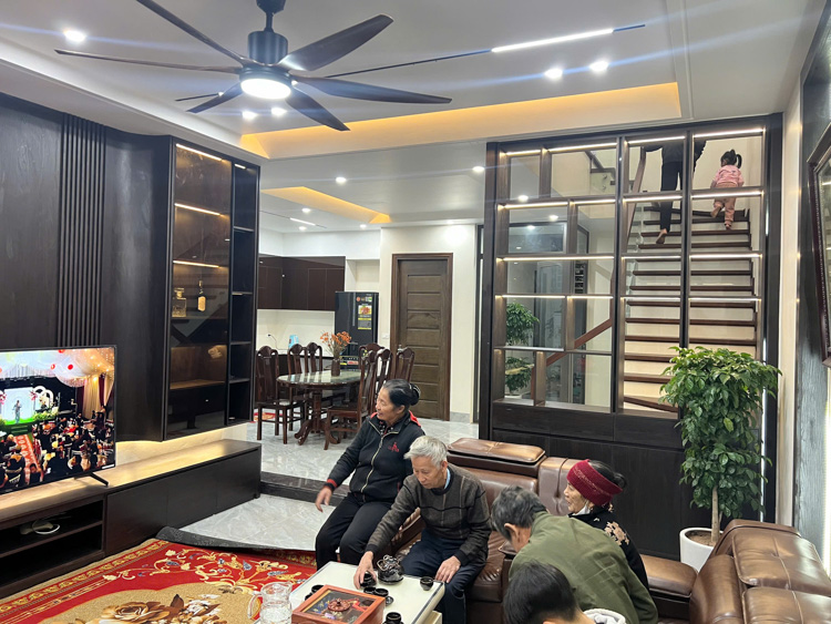 Nội thất thực tế phòng khách, cầu thang, lan can kính 5