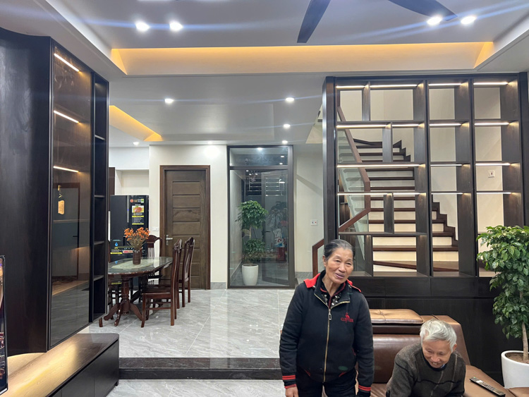 Nội thất thực tế phòng khách, cầu thang, lan can kính 7