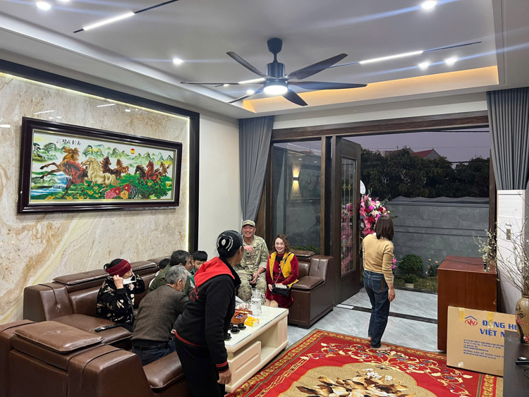 Nội thất thực tế phòng khách, cầu thang, lan can kính 8