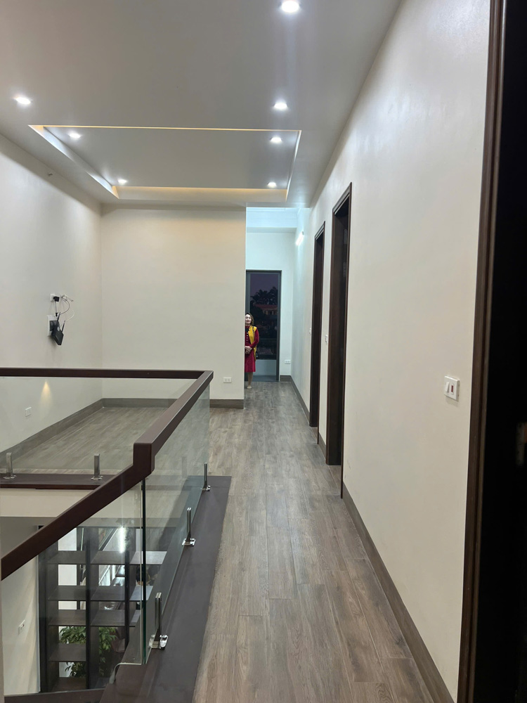 Nội thất thực tế phòng khách, cầu thang, lan can kính 11