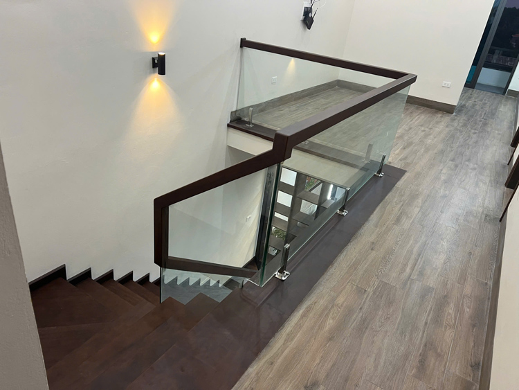 Nội thất thực tế phòng khách, cầu thang, lan can kính 12