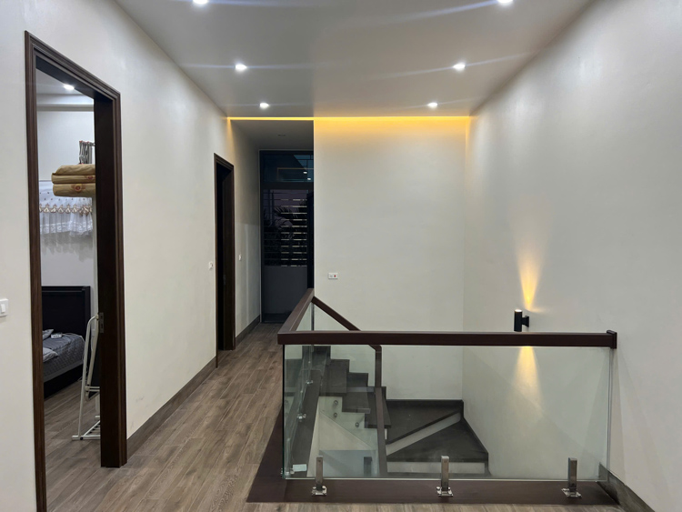 Nội thất thực tế phòng khách, cầu thang, lan can kính 13