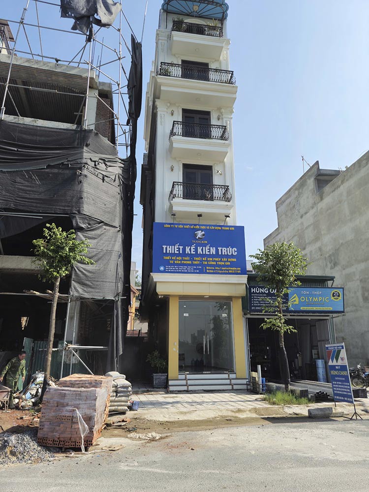 Mặt tiền một công ty thiết kế kiến trúc với bảng hiệu màu xanh lam.