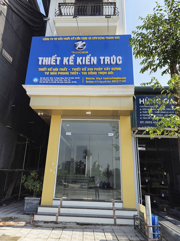 Mặt tiền cửa hàng thiết kế kiến trúc, nội thất với biển hiệu lớn.