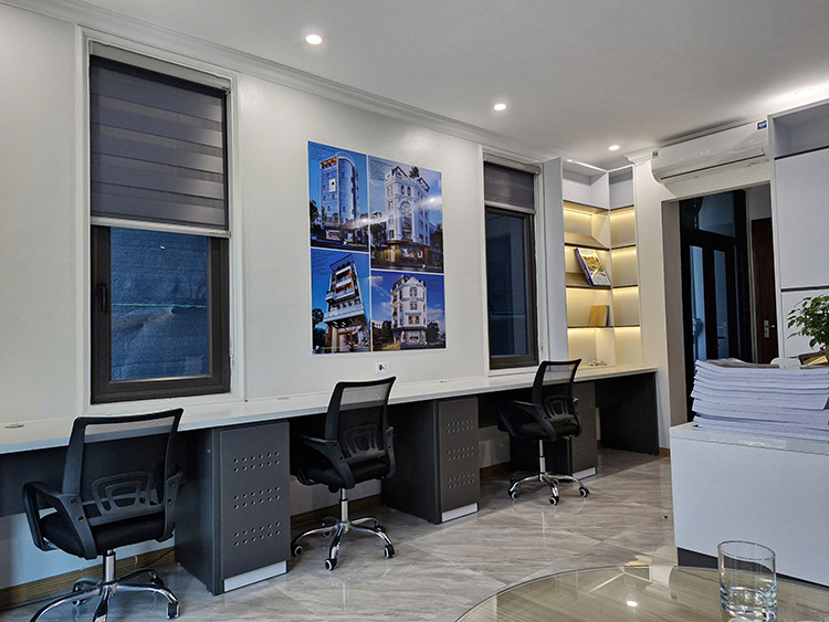 Phòng làm việc hiện đại với tranh kiến trúc và nội thất tối giản.