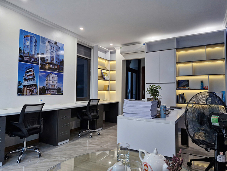 Phòng làm việc hiện đại, sáng sủa với tranh kiến trúc lớn.