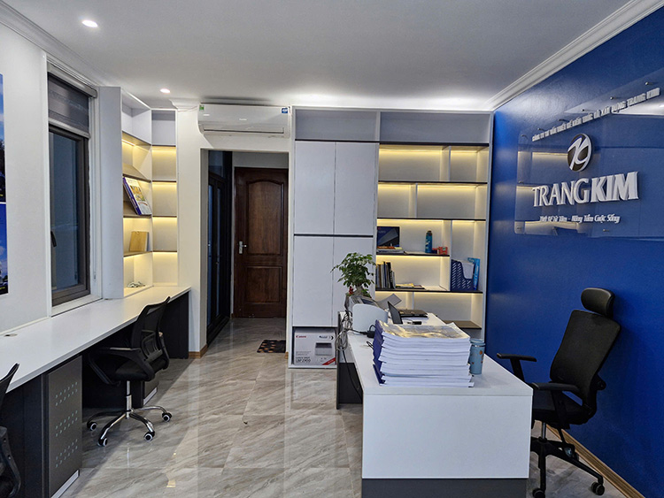 Văn phòng làm việc hiện đại, sáng sủa với nội thất trắng chủ đạo.