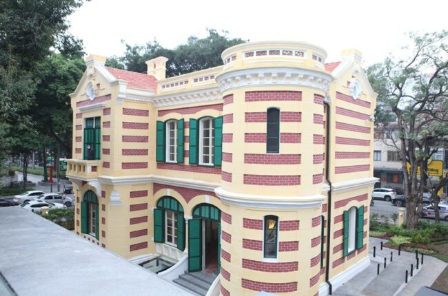 Mô hình kiến trúc Pháp cổ điển, nổi bật với màu vàng và đỏ.