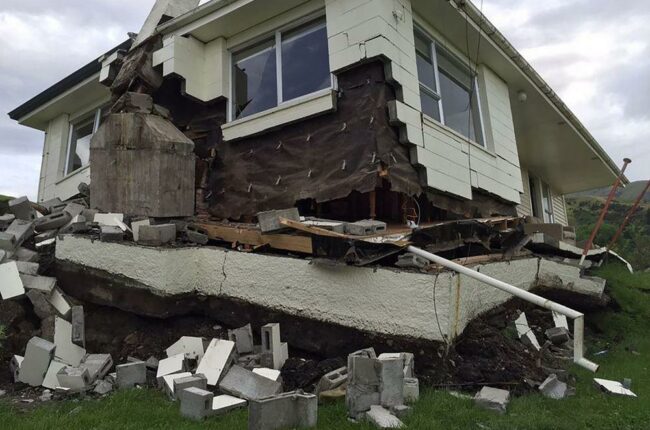 Ngôi nhà bị hư hại nghiêm trọng sau một trận động đất hoặc sạt lở đất.