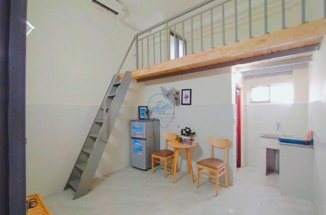 Phòng trọ gác lửng nhỏ gọn, tiện nghi với nội thất cơ bản.