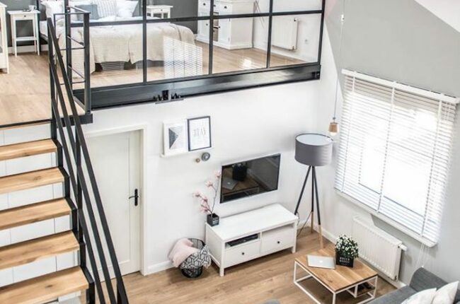 Nội thất phòng khách gác lửng hiện đại, tối giản và ấm cúng.