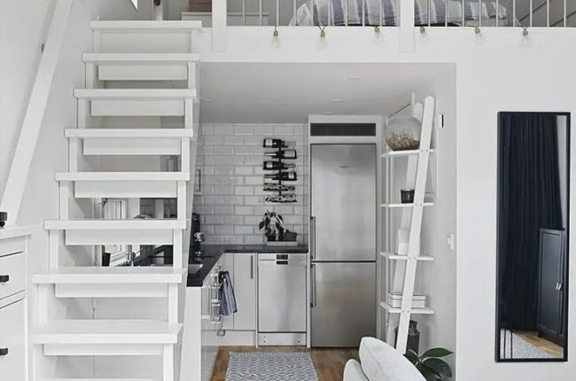 Nội thất phòng bếp nhỏ gọn, hiện đại với cầu thang lên gác lửng.