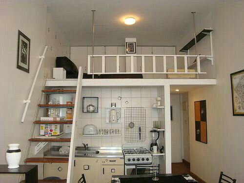 Phòng bếp nhỏ kết hợp lửng ngủ, thiết kế thông minh, tối ưu không gian.