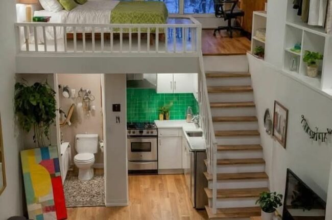 Nội thất phòng ngủ gác lửng nhỏ gọn, hiện đại kết hợp khu bếp và phòng tắm.