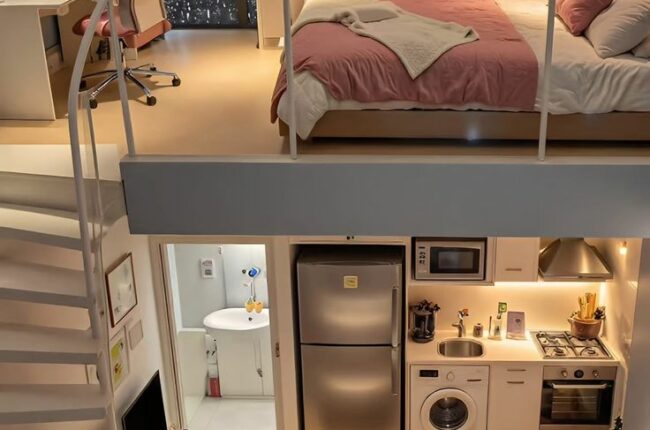 Phòng ngủ gác lửng ấm cúng với bếp nhỏ và khu vực sinh hoạt.