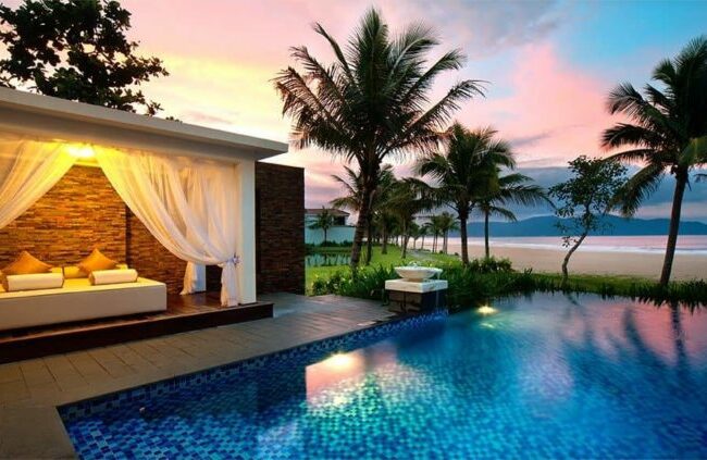 Khu nghỉ dưỡng sang trọng bên bờ biển với hoàng hôn lãng mạn.