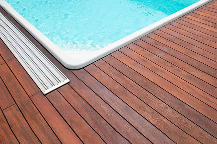 Sàn gỗ biến tính sử dụng cho hồ bơi cũng mang đến nhiều ưu điểm