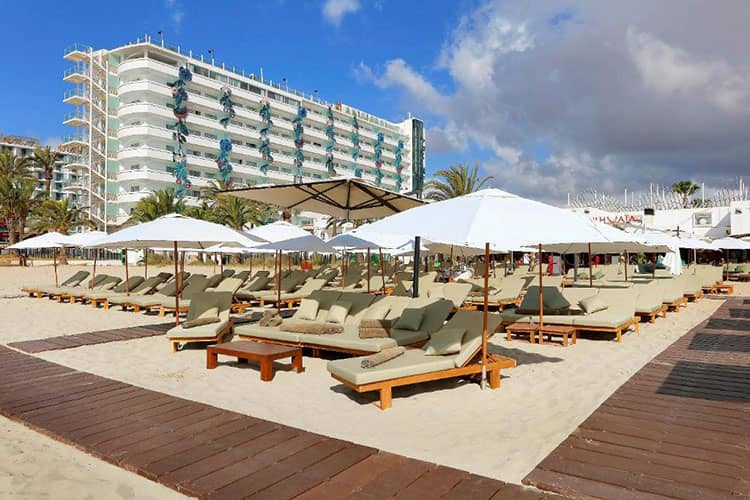 Sàn tre ngoài trời bền bỉ tại Ushuaïa Hotel, Ibiza