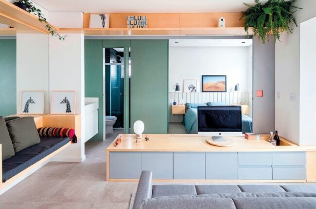 Không gian sống tối giản, đa năng với nội thất gỗ và màu xanh mát.