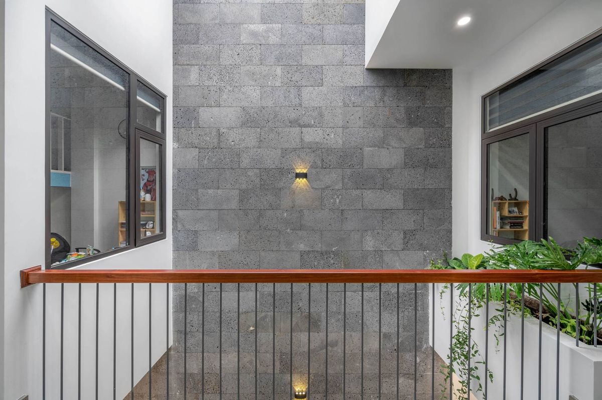 Bố trí giếng trời giữa nhà cho thiết kế nhà trọ gác lửng 1 Bố trí giếng trời giữa nhà cho thiết kế nhà trọ gác lửng 1